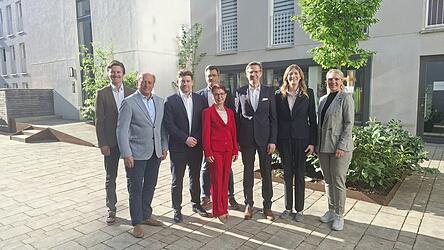 Oberb&uuml;rgermeister Thomas Haslinger (Dritter von links) mit Beteiligten und Unterst&uuml;tzern der Rathauskoalition (von links): Johannes Alfery (Junge Union), Hans-Peter Summer (CSU), J&uuml;rgen Wachter (FDP), Anja K&ouml;nig (SPD), Thomas K&uuml;ffner (CSU), Sonja Axthaler (Freie W&auml;hler) und Patricia Steinberger (SPD).