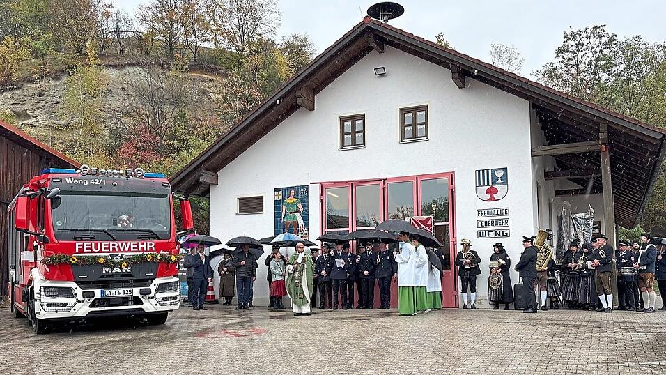 Die G&auml;ste trotzten dem Regen. Den kirchlichen Segen gab es f&uuml;r das neue HLF 10 der Feuerwehr Weng.