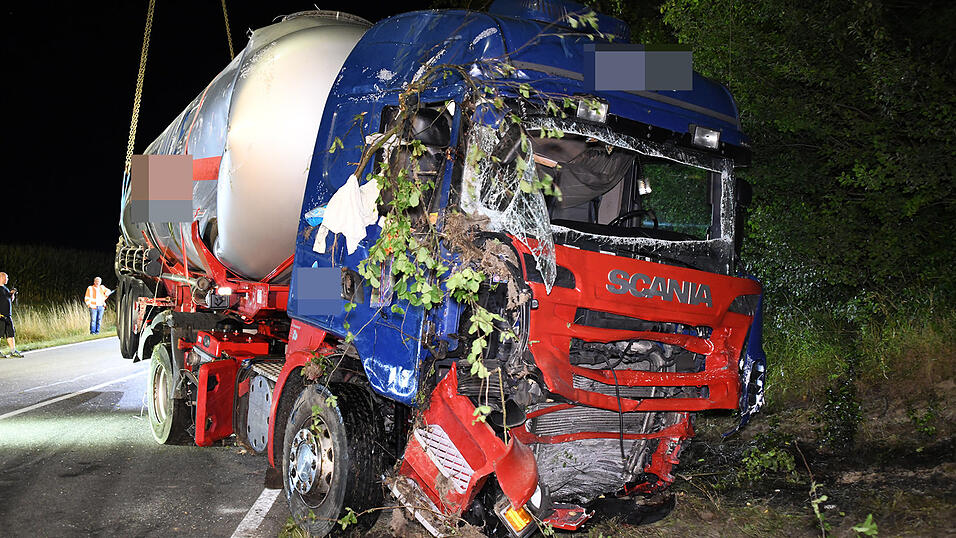 Der bei dem Unfall am Freitag auf der B388 havarierte Lastzug. Der bei dem Unfall am Freitag auf der B388 havarierte Lastzug.