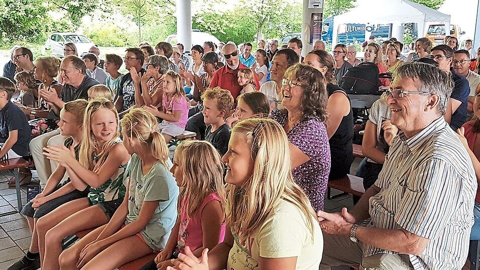 Im voll besetzten Zuschauerraum unter der Kloster-Turnhalle hatten nicht nur die kleinen Zuschauer ihren Spa&szlig;.