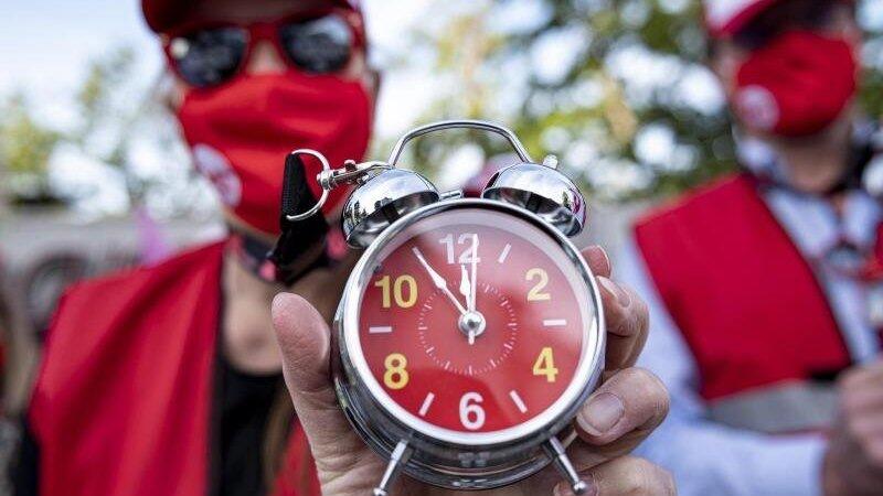 Die Zeiger stehen auf fünf vor zwölf: Die Gewerkschaften fordern 4,8 Prozent mehr Lohn. Die Zeiger stehen auf fünf vor zwölf: Die Gewerkschaften fordern 4,8 Prozent mehr Lohn.