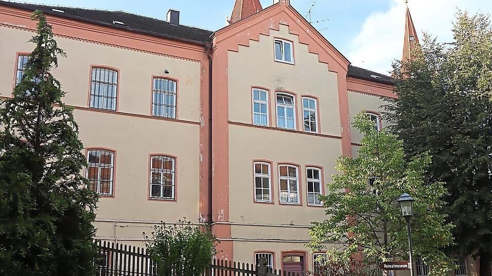 Das Gebäude der Kloster-Mädchenschule direkt hinter dem Kastulusmünster wird in einigen Monaten nicht mehr von den 'Armen Schulschwestern von unserer lieben Frau' bewohnt werden. Derzeit leben noch drei Schwestern des Ordens zur Miete im rechten Gebäudetrakt. Das Gebäude der Kloster-Mädchenschule direkt hinter dem Kastulusmünster wird in einigen Monaten nicht mehr von den 'Armen Schulschwestern von unserer lieben Frau' bewohnt werden. Derzeit leben noch drei Schwestern des Ordens zur Miete im rechten Gebäudetrakt.