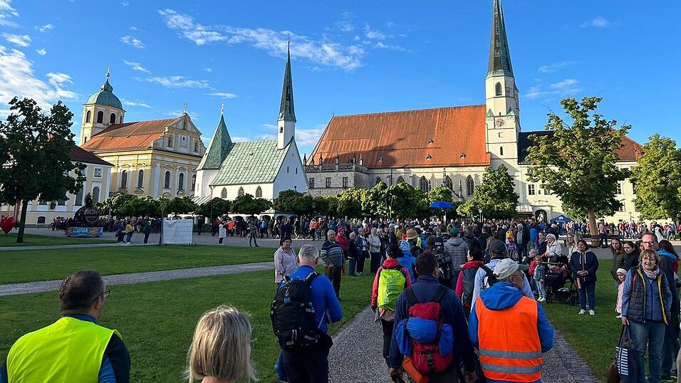 Am Ziel: Die Wallfahrer umrundeten bei Bilderbuchwetter, begleitet von der Alt&ouml;ttinger Stadtkapelle, zuerst die Gnadenkapelle, um dann - ersch&ouml;pft, aber gl&uuml;cklich - in die Basilika St. Anna einzuziehen, wo Pilgerpfarrer Hannes Lorenz den von den Bl&auml;serfreunden Rain musikalisch gestalteten Festgottesdienst zelebrierte.