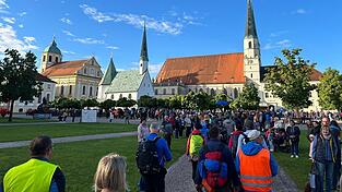 Am Ziel: Die Wallfahrer umrundeten bei Bilderbuchwetter, begleitet von der Alt&ouml;ttinger Stadtkapelle, zuerst die Gnadenkapelle, um dann - ersch&ouml;pft, aber gl&uuml;cklich - in die Basilika St. Anna einzuziehen, wo Pilgerpfarrer Hannes Lorenz den von den Bl&auml;serfreunden Rain musikalisch gestalteten Festgottesdienst zelebrierte.