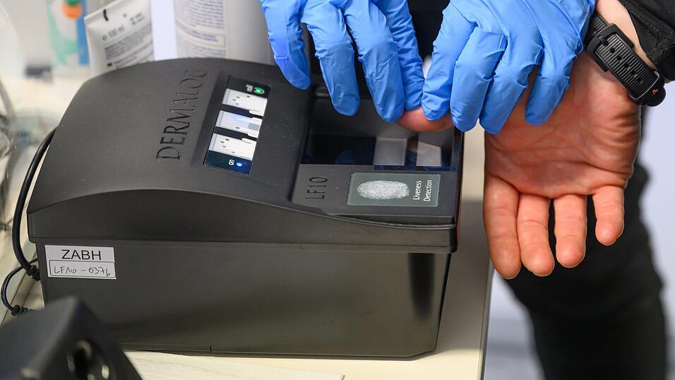 Mit einem Vorschlag aus Brüssel sollen Asylverfahren in der EU deutlich beschleunigt werden. Mit einem Vorschlag aus Brüssel sollen Asylverfahren in der EU deutlich beschleunigt werden.