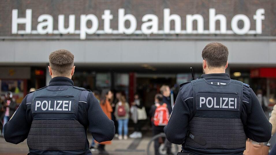 Der Polizeibeauftragte des Bundes, Uli Grötsch, hat sich mehrere Liegenschaften der Bundespolizei in Bahnhöfen angeschaut. (Archivbild)