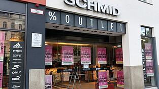 „Räumungsverkauf“ steht groß auf den Plakaten in den Schaufenstern und an der Eingangstür. „Räumungsverkauf“ steht groß auf den Plakaten in den Schaufenstern und an der Eingangstür.