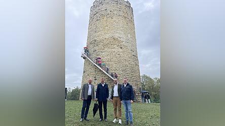 Bezirkstagspr&auml;sident Olaf Heinrich (2. v. l.) und Bezirksheimatpfleger Clemens Knobling (2. v. r.) zusammen mit Landrat Christian Nerb (links) und Bad Abbachs B&uuml;rgermeister Benedikt Gr&uuml;newald vor ihrem Aufstieg auf den m&auml;chtigen Heinrichsturm.
