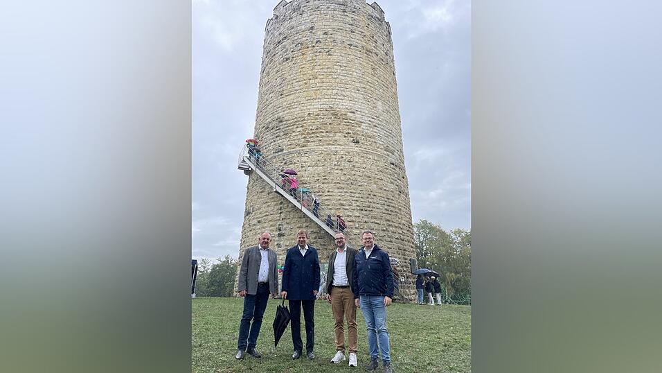 Bezirkstagspräsident Olaf Heinrich (2. v. l.) und Bezirksheimatpfleger Clemens Knobling (2. v. r.) zusammen mit Landrat Christian Nerb (links) und Bad Abbachs Bürgermeister Benedikt Grünewald vor ihrem Aufstieg auf den mächtigen Heinrichsturm. Bezirkstagspräsident Olaf Heinrich (2. v. l.) und Bezirksheimatpfleger Clemens Knobling (2. v. r.) zusammen mit Landrat Christian Nerb (links) und Bad Abbachs Bürgermeister Benedikt Grünewald vor ihrem Aufstieg auf den mächtigen Heinrichsturm.