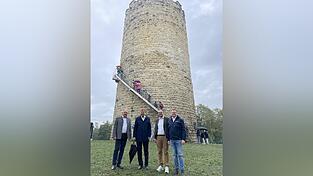 Bezirkstagspr&auml;sident Olaf Heinrich (2. v. l.) und Bezirksheimatpfleger Clemens Knobling (2. v. r.) zusammen mit Landrat Christian Nerb (links) und Bad Abbachs B&uuml;rgermeister Benedikt Gr&uuml;newald vor ihrem Aufstieg auf den m&auml;chtigen Heinrichsturm.