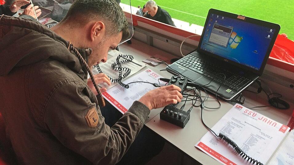 Vor dem Spiel muss die Technik f&uuml;r die &Uuml;bertragung aufgebaut werden: Am Notebook h&auml;ngen die Lautst&auml;rkeregler und die Kopfh&ouml;rer mit Mikrofonen.