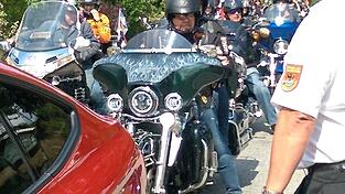 Ein Archivfoto vom Benefizkorso vor drei Jahren: Damals am Ortsausgang von Grattersdorf aufgestellt, warteten rund 400 Motorräder auf den Start der Rundfahrt. Ein Archivfoto vom Benefizkorso vor drei Jahren: Damals am Ortsausgang von Grattersdorf aufgestellt, warteten rund 400 Motorräder auf den Start der Rundfahrt.