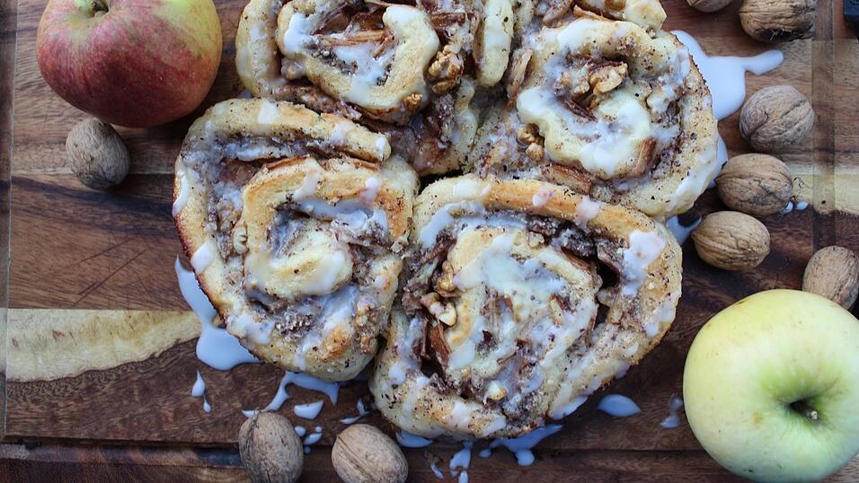 Apfel-Walnuss-Zimtschnecken, eine süße Versuchung für die kalte Jahreszeit.