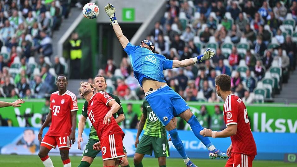 Rettungstat im Abstiegskampf: Wolfsburgs Torwart Kamil Grabara beim Spiel gegen Bayern M&uuml;nchen.