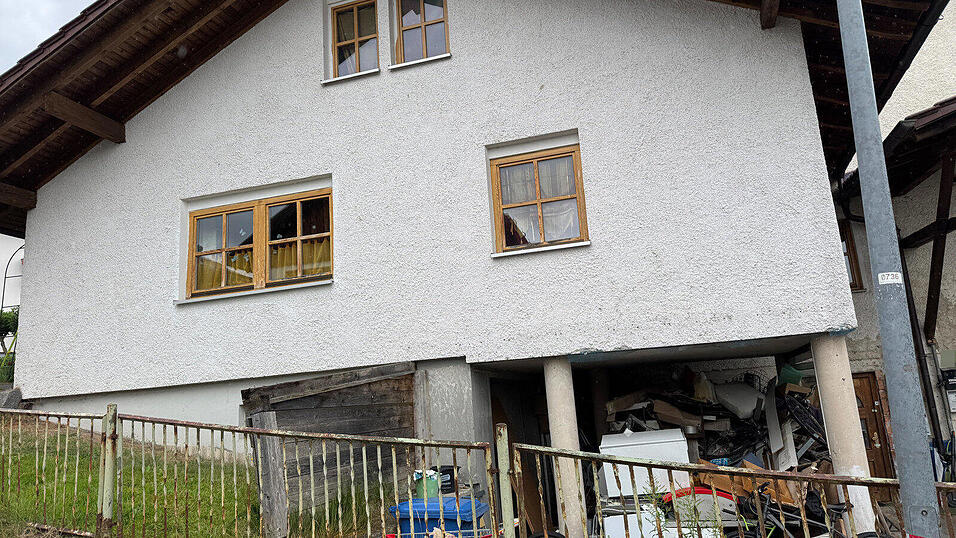 In diesem Haus in Zwiesel sind im Juni 2025 drei Tote gefunden worden. Vor dem Landgericht Deggendorf findet ab Oktober die Verhandlung gegen einen 38-Jährigen aus dem Landkreis Regen statt. In diesem Haus in Zwiesel sind im Juni 2025 drei Tote gefunden worden. Vor dem Landgericht Deggendorf findet ab Oktober die Verhandlung gegen einen 38-Jährigen aus dem Landkreis Regen statt.