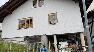 In diesem Haus in Zwiesel sind im Juni 2025 drei Tote gefunden worden. Vor dem Landgericht Deggendorf findet ab Oktober die Verhandlung gegen einen 38-Jährigen aus dem Landkreis Regen statt. In diesem Haus in Zwiesel sind im Juni 2025 drei Tote gefunden worden. Vor dem Landgericht Deggendorf findet ab Oktober die Verhandlung gegen einen 38-Jährigen aus dem Landkreis Regen statt.