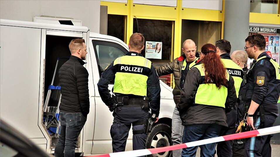 Großeinsatz am Parkplatz des Einkaufszentrums an der Rodinger Straße in Cham.