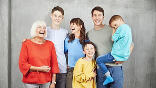 Jugendliche zeigen sich auch 2019 familienorientiert und verstehen sich gut mit ihren Eltern. Allerdings hängen auch ihre Bildungschancen sehr von ihrem Elternhaus ab. Jugendliche zeigen sich auch 2019 familienorientiert und verstehen sich gut mit ihren Eltern. Allerdings hängen auch ihre Bildungschancen sehr von ihrem Elternhaus ab.