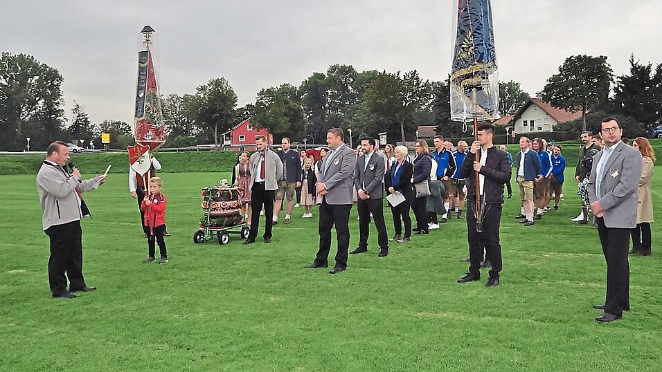 Festleiter Martin Gritschmeier (links) bat den SV Pfatter um die Übernahme der Patenschaft. Festleiter Martin Gritschmeier (links) bat den SV Pfatter um die Übernahme der Patenschaft.