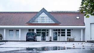 Der Hof vor der Pforte des BKH Straubing. (Archiv)