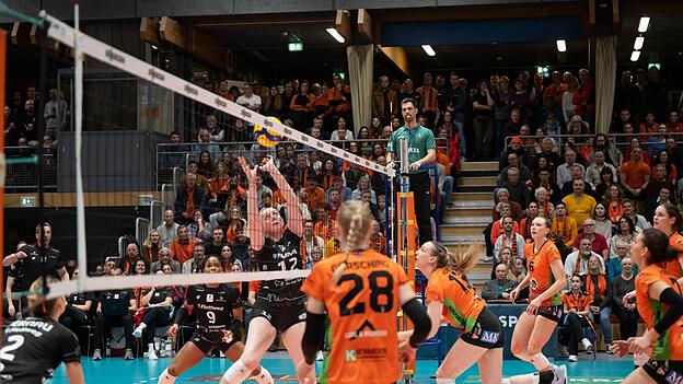 W&auml;hrend die Gastgeberinnen in den ersten beiden S&auml;tzen chancenlos waren, steigerten sie sich im dritten Durchgang, konnten aber die Niederlage nicht abwenden.