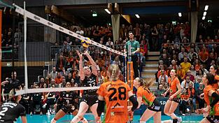 W&auml;hrend die Gastgeberinnen in den ersten beiden S&auml;tzen chancenlos waren, steigerten sie sich im dritten Durchgang, konnten aber die Niederlage nicht abwenden.