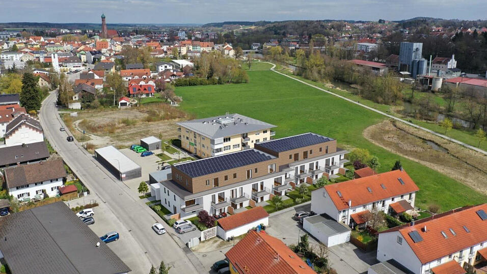 Auf der Animation ist der Vorentwurf zum Bauprojekt an der Herrnfeldener Stra&szlig;e zu sehen. Das Geb&auml;ude mit 27 Wohnungen hat dieselbe Ausrichtung wie die Halle, die bislang dort steht. Die Tiefgaragenzufahrt befindet sich an der Grenze zum benachbarten Grundst&uuml;ck. Dort steht das quadratisch geformte Haus mit der Nummer 27 a.