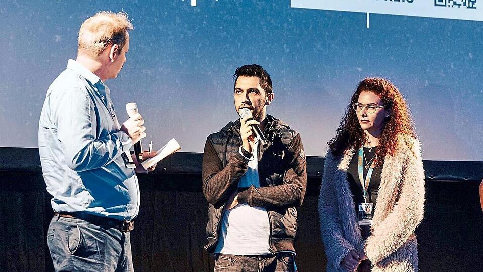 Am Wochenende stellten Enrico Saller (Mitte) und Co-Regisseurin Marina Hoeft ihr Werk bei den 59. Internationalen Hofer Filmtagen vor (Bild rechts), wo „Im Zeichen des Drachen“ als einzige Produktion in fünf Kategorien nominiert war. Letztendlich reichte es jedoch in keiner für einen Sieg. Am Wochenende stellten Enrico Saller (Mitte) und Co-Regisseurin Marina Hoeft ihr Werk bei den 59. Internationalen Hofer Filmtagen vor (Bild rechts), wo „Im Zeichen des Drachen“ als einzige Produktion in fünf Kategorien nominiert war. Letztendlich reichte es jedoch in keiner für einen Sieg.