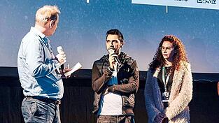Am Wochenende stellten Enrico Saller (Mitte) und Co-Regisseurin Marina Hoeft ihr Werk bei den 59. Internationalen Hofer Filmtagen vor (Bild rechts), wo „Im Zeichen des Drachen“ als einzige Produktion in fünf Kategorien nominiert war. Letztendlich reichte es jedoch in keiner für einen Sieg.