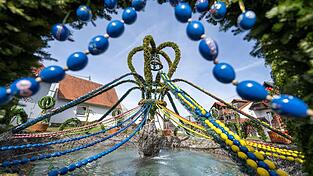 Festlich geschm&uuml;ckte Osterbrunnen sind in Franken derzeit zu bewundern. So wie hier in Bieberbach.