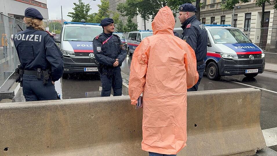 Die Polizei ist mit einem Gro&szlig;aufgebot im Einsatz.