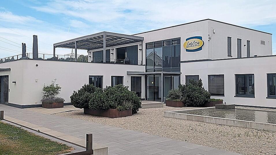 Die Lavita-Zentrale in Kumhausen. Von dort aus hat das Unternehmen 2025 nach eigenen Angaben rund sieben Millionen Flaschen verkauft. Die Lavita-Zentrale in Kumhausen. Von dort aus hat das Unternehmen 2025 nach eigenen Angaben rund sieben Millionen Flaschen verkauft.