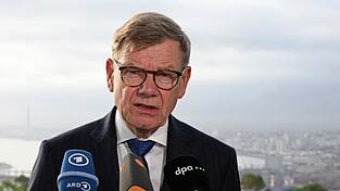 Außenminister Johann Wadephul (CDU) äußert sich in der algerischen Hauptstadt Algier vor Journalisten. Außenminister Johann Wadephul (CDU) äußert sich in der algerischen Hauptstadt Algier vor Journalisten.