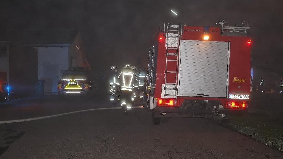 In der Nacht auf Mittwoch brannte eine Kerzenfabrik in Rotthalmünster (Kreis Passau). Der Schaden wird aktuell auf rund 250.000 Euro geschätzt.