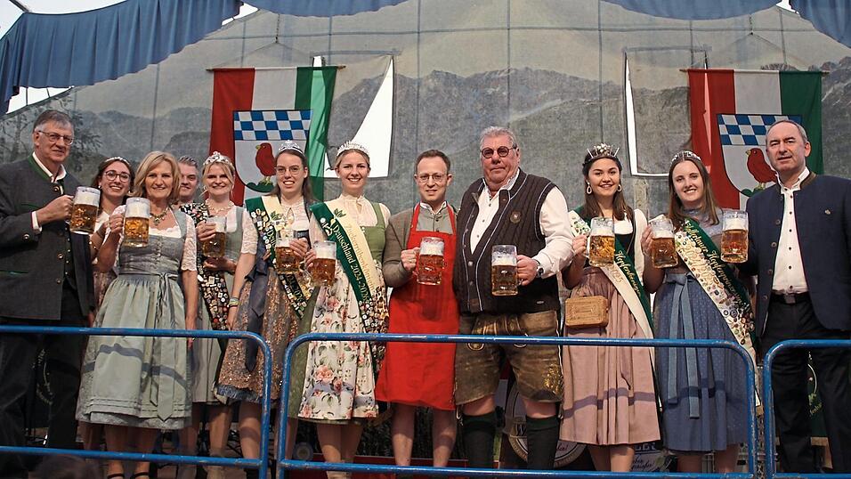 Nach dem Anzapfen stießen Bürgermeister Florian Hölzl, Festwirt Jochen Mörz und die Ehrengäste auf ein friedliches Volksfest an.
