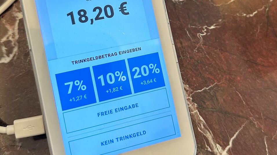 Vorgegebene Trinkgeld-Optionen bei der Kartenzahlung kommen bei vielen Menschen einer Umfrage zufolge nicht gut an. (Archivbild) Vorgegebene Trinkgeld-Optionen bei der Kartenzahlung kommen bei vielen Menschen einer Umfrage zufolge nicht gut an. (Archivbild)