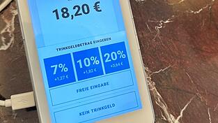 Vorgegebene Trinkgeld-Optionen bei der Kartenzahlung kommen bei vielen Menschen einer Umfrage zufolge nicht gut an. (Archivbild) Vorgegebene Trinkgeld-Optionen bei der Kartenzahlung kommen bei vielen Menschen einer Umfrage zufolge nicht gut an. (Archivbild)