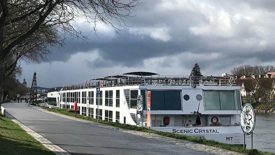 Die Scenic Crystal ist das erste Kreuzfahrtschiff der Saison, das an der Donaul&auml;nde angelegt hat.
