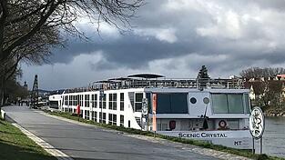 Die Scenic Crystal ist das erste Kreuzfahrtschiff der Saison, das an der Donaul&auml;nde angelegt hat.