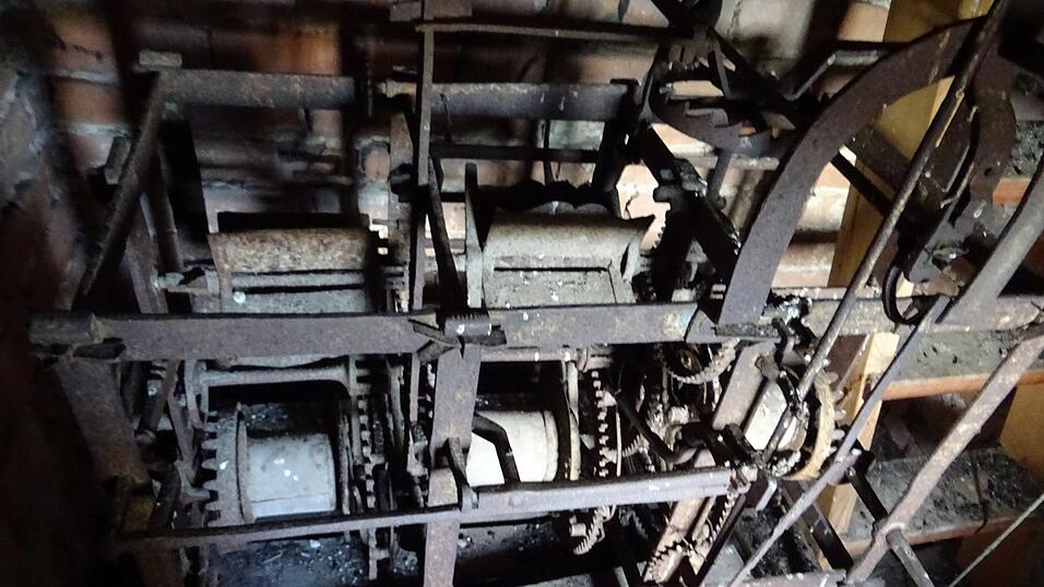 Das Uhrwerk steht seit rund 300 Jahren oben im Kirchturm. Die einzelnen Eisenteile sind nicht verschraubt, sondern mit kleinen Eisenkeilen verbunden. Das Uhrwerk steht seit rund 300 Jahren oben im Kirchturm. Die einzelnen Eisenteile sind nicht verschraubt, sondern mit kleinen Eisenkeilen verbunden.