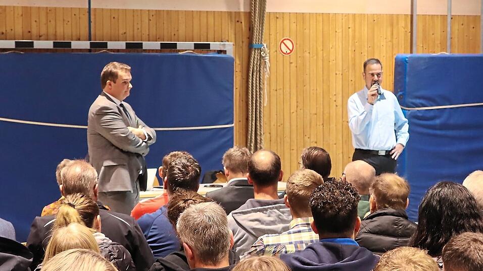 Florian Obermeier (links) und Alexander Damm (rechts) standen den Bernhardswaldern Rede und Antwort. Florian Obermeier (links) und Alexander Damm (rechts) standen den Bernhardswaldern Rede und Antwort.