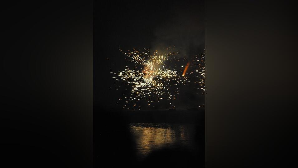 Mit einem bunten Feuerwerk wird die Lampionfahrt 2022 gefeiert.