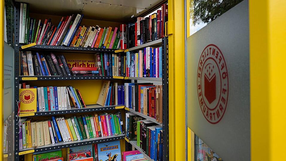 In diesem fr&uuml;heren Telefonh&auml;uschen k&ouml;nnen Menschen in Dresden B&uuml;cher deponieren und mitnehmen. (Archivbild)