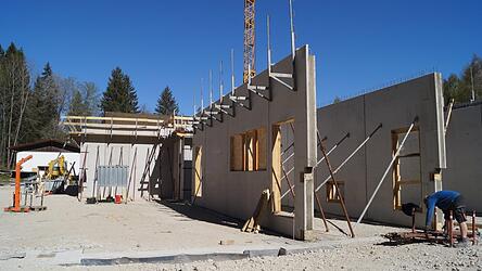 Die Doppelwandfertigteile wurden mit Beton ausgegossen. Die k&uuml;nftige Lagerhalle (l.) verf&uuml;gt &uuml;ber eine Betonkerntemperierung. Dabei wird Erdw&auml;rme sowohl als Energiequelle als auch als Energiespeicher genutzt.
