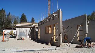 Die Doppelwandfertigteile wurden mit Beton ausgegossen. Die k&uuml;nftige Lagerhalle (l.) verf&uuml;gt &uuml;ber eine Betonkerntemperierung. Dabei wird Erdw&auml;rme sowohl als Energiequelle als auch als Energiespeicher genutzt.