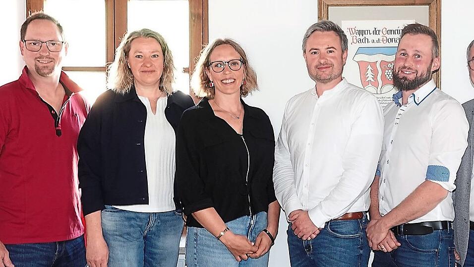 B&uuml;rgermeister Thomas Schmalzl (rechts) vereidigte die neuen Gemeinderatsmitglieder (von links): Stefan Schr&ouml;dl, Karin Werner, Bettina M&ouml;bius, Sebastian Stopp und Dominik Heitzer.