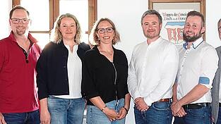 Bürgermeister Thomas Schmalzl (rechts) vereidigte die neuen Gemeinderatsmitglieder (von links): Stefan Schrödl, Karin Werner, Bettina Möbius, Sebastian Stopp und Dominik Heitzer. Bürgermeister Thomas Schmalzl (rechts) vereidigte die neuen Gemeinderatsmitglieder (von links): Stefan Schrödl, Karin Werner, Bettina Möbius, Sebastian Stopp und Dominik Heitzer.