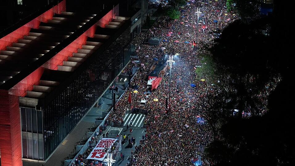 Anhänger Lulas feierten auf der Avenida Paulista in São Paulo. Anhänger Lulas feierten auf der Avenida Paulista in São Paulo.