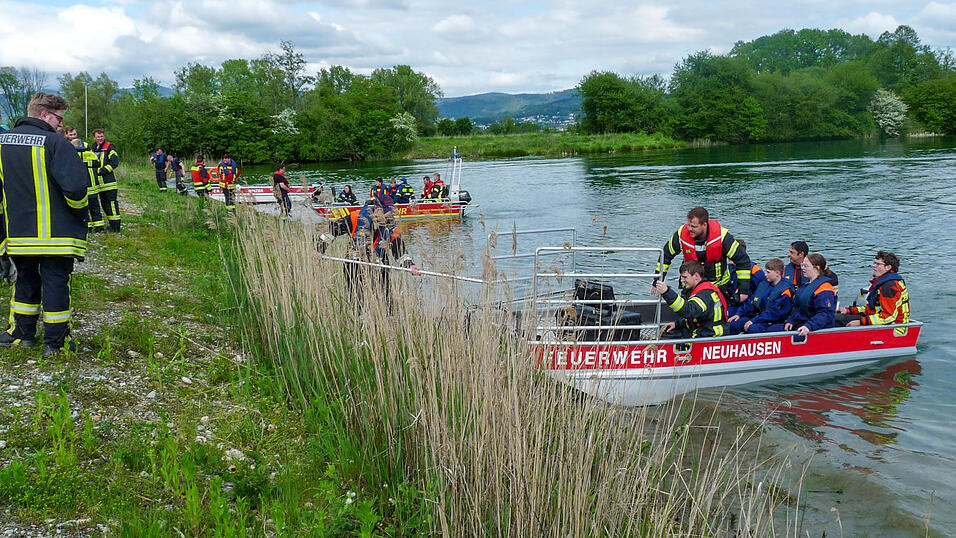 Die eingesetzten Flachwasserschubboote können in seichterem Gewässer auch per Hand gezogen werden. Die eingesetzten Flachwasserschubboote können in seichterem Gewässer auch per Hand gezogen werden.