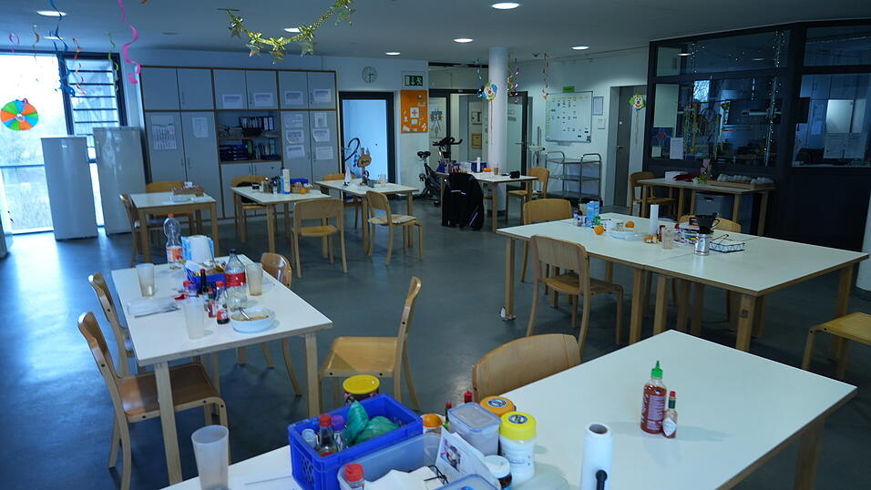 Viel Zeit verbringen Patienten im Aufenthaltsbereich, hier der Raum der Station E2. Rechts ist der Pflege-Stützpunkt, zu dem Patienten keinen Zugang haben. Viel Zeit verbringen Patienten im Aufenthaltsbereich, hier der Raum der Station E2. Rechts ist der Pflege-Stützpunkt, zu dem Patienten keinen Zugang haben.